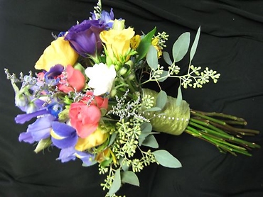 Mixed spring flowers for a bright spring wedding