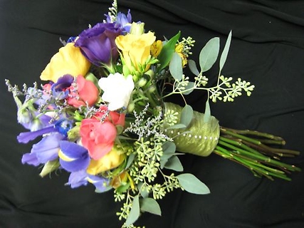 Mixed spring flowers for a bright spring wedding
